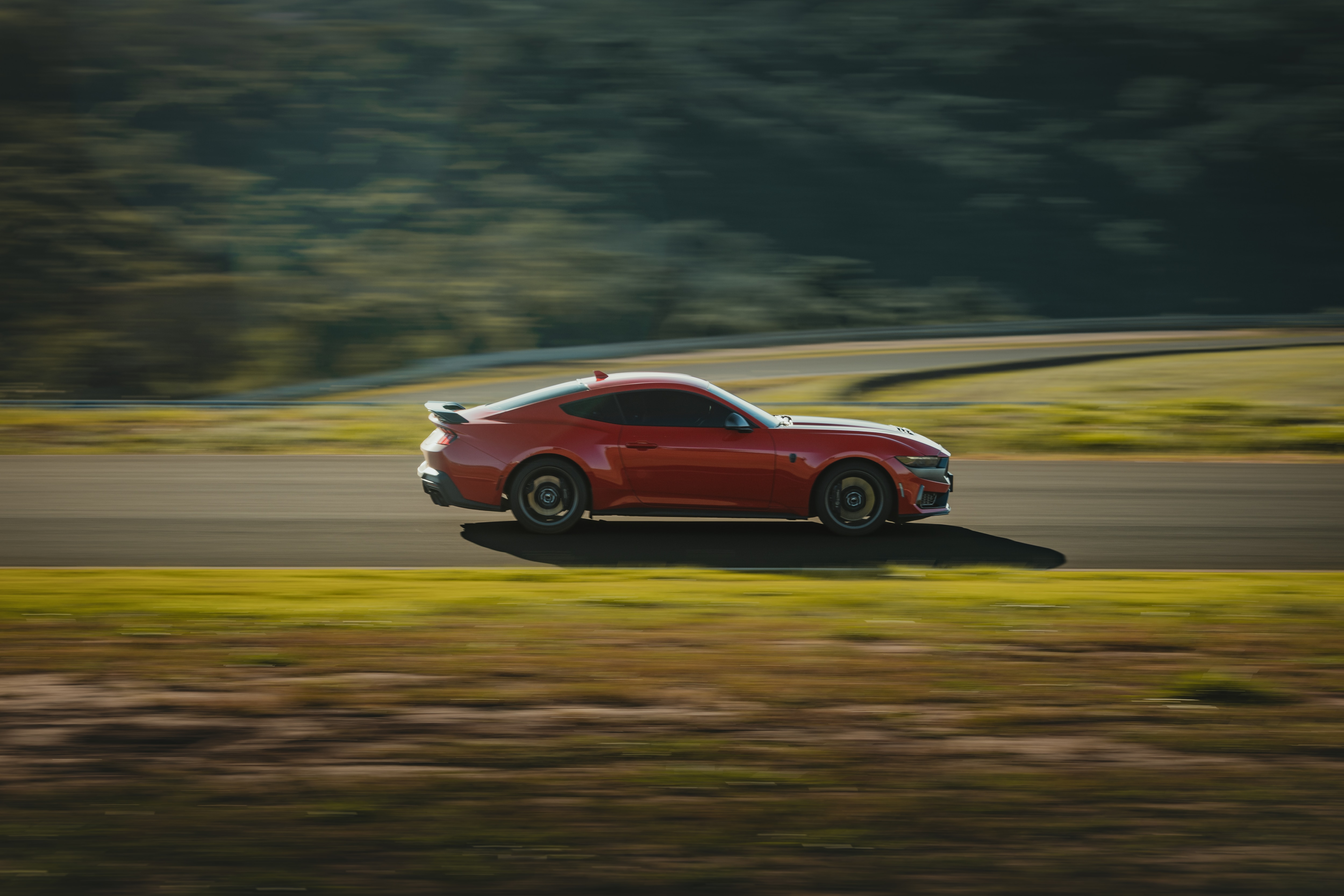 Ford Mustang Dark Horse vermelho rodando em uma pista